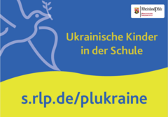 Hintergrund blaugelbe Flagge der Ukraine, Friedenstaube, PL-Logo, Ankunft ukrainischer Kinder in der Schule, URL