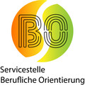 Logo mit Schriftzug Servicestelle Berufsorientierung, BO dahinter ein durchbrochener Kreis in gelb-orange und grün