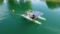 Solarboot im Wasser von oben