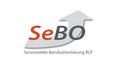 Logo SeBO Servicestelle Berufsorientierung RLP als Text plus grauer geschwungener Pfeil