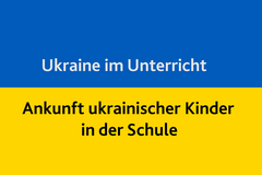 Text vor blau-gelber ukrainischer Flagge: Ukraine im Unterricht, Ankunft ukrainischer Kinder in der Schule